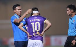 Văn Quyết phản ứng bất ngờ sau khi lĩnh cùi chỏ từ cầu thủ SLNA