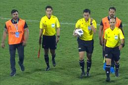 Trọng tài Ngô Duy Lân được an ninh hộ tống sau khi rút thẻ đỏ tại AFC Cup