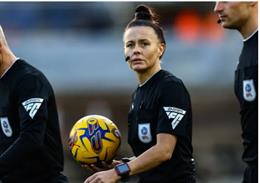 Trọng tài nữ đầu tiên bắt chính trong một trận đấu ở EPL