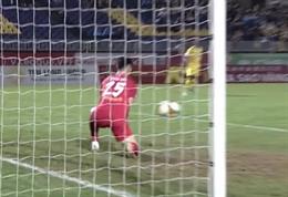 Thủ môn bắt không dính bóng, HAGL nhận bàn thua trước SLNA