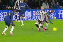 Moise Caicedo thoát thẻ đỏ sau pha vào bóng với Anthony Gordon