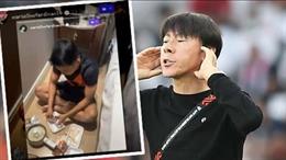 HLV Shin Tae Yong nổi giận vì hai tuyển thủ Indonesia lén ăn mỳ tôm
