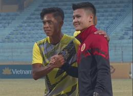 Cầu thủ Malaysia xếp hàng để xin chụp cùng "idol" Quang Hải