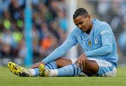 Akanji chấn thương ngay trong hiệp 1 trận đấu của Man City