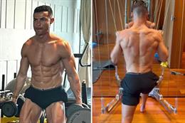 Cristiano Ronaldo khoe cơ thể săn chắc trong kỳ nghỉ