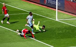 Peter Schmeichel bảo vệ Andre Onana 