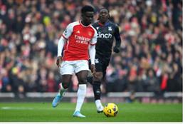 Theo Walcott bất ngờ khi Bukayo Saka đá trọn vẹn 90 phút