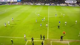 CĐV vào sân rượt đuổi trọng tài ở trận Port Vale vs Portsmouth
