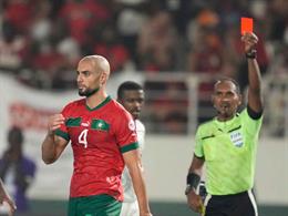 Amrabat bị đuổi khỏi sân 2 lần ở trận thua của Morocco