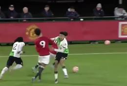 VIDEO: Sao trẻ U18 Liverpool đấm và cùi chỏ thẳng vào mặt cầu thủ MU