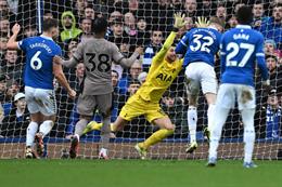 Thủ môn tân binh của Spurs tiếp tục bị chỉ trích