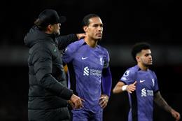 Jurgen Klopp bảo vệ Van Dijk và Alisson sau sai lầm tai hại