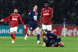 PSG lo lắng khi Kylian Mbappe bị triệt hạ