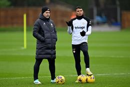 Thiago Silva phải ngồi dự bị trước Aston Villa vì vợ?