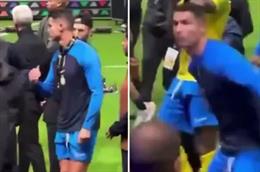 Ronaldo ném huy chương á quân lên khán đài