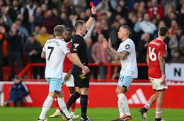 Bị đuổi khỏi sân, Kalvin Phillips chờ 30 phút để gặp trọng tài