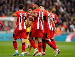 Cầu thủ Sheffield United xô xát với nhau ở trận thua Wolves