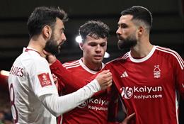 Sao Nottingham thoát thẻ đỏ sau tình huống bóp cổ Bruno Fernandes