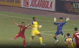 VIDEO: Ngoại binh Hà Nội FC ghi bàn bằng bụng 