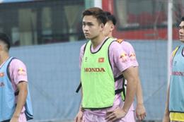 Bùi Hoàng Việt Anh đổi áo với trung vệ Indonesia sau trận thua của ĐT Việt Nam