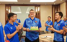 ĐT Việt Nam mừng sinh nhật HLV Troussier trước thềm đấu Indonesia