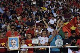 CĐV Việt Nam "quay xe", chuyển sang cổ vũ Indonesia ở bàn thua thứ ba