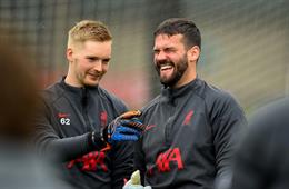 Thủ môn dự bị Liverpool gửi lời tới Alisson Becker