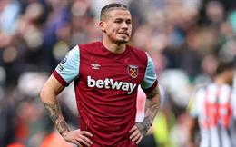 Kalvin Phillips giơ ngón tay thối với cổ động viên West Ham