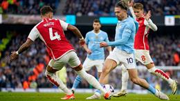 Neville dành lời khen cho hàng thủ Arsenal sau trận hòa Man City