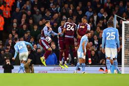 Xếp hàng rào tệ hại, Aston Villa bị CĐV Arsenal và Liverpool công kích dữ dội