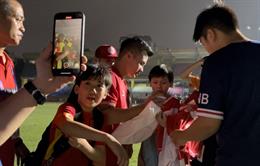 NHM nán lại sân muộn chờ giao lưu với Quang Hải