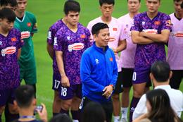 HLV Hoàng Anh Tuấn khuyến khích học trò thoải mái chơi bóng
