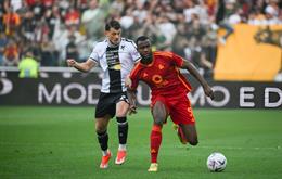 Trận đấu Serie A bị tạm hoãn vì cầu thủ ngã quỵ trên sân