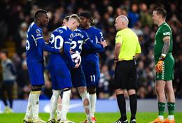 Pickford không nhịn được cười khi thấy 3 cầu thủ Chelsea tranh đá 11m