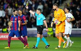 Ilkay Gundogan bức xúc đòi một quả penalty trước PSG