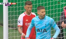 Ben White hành động bất ngờ với thủ môn của Tottenham