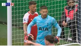 HLV Tottenham nói gì về hành động của Ben White với Vicario?