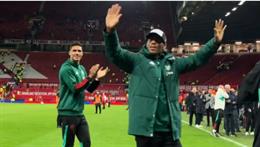 Anthony Martial vẫy tay chào tạm biệt NHM MU