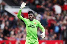 Andre Onana động viên Ten Hag sau một mùa giải thất vọng