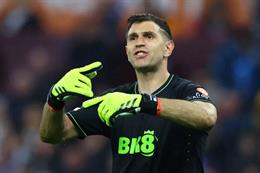 Emiliano Martinez đối đầu với Aston Villa