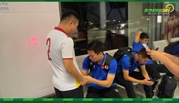Trước giờ bay, các cầu thủ Việt Nam ký tặng cho người hâm mộ