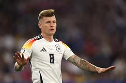 Màn trình diễn điểm 10 của Toni Kroos trước Scotland