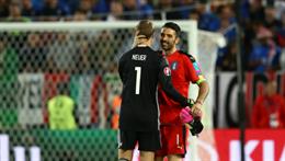 Manuel Neuer cân bằng thành tích với Gianluigi Buffon