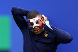 UEFA “tuýt còi” việc Mbappe đeo mặt nạ thi đấu