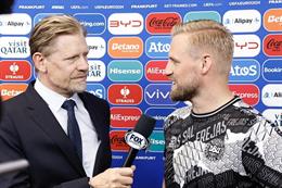 VIDEO: Khoảnh khắc đáng tự hào: Schmeichel cha phỏng vấn Schmeichel con