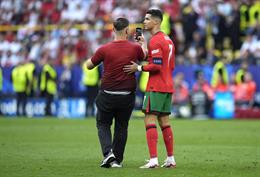 Roberto Martinez: "Ronaldo may mắn vì CĐV lao vào sân có ý định tốt"