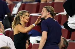 Conor Gallagher được bạn gái an ủi sau 45 phút thảm họa