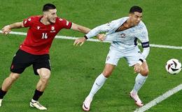 Ronaldo bị kéo áo rõ ràng, Bồ Đào Nha mất oan penalty trước Georgia?