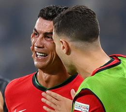 Cristiano Ronaldo khóc nức nở sau khi đá hỏng penalty trước Slovenia