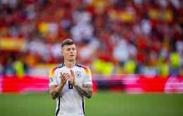 Toni Kroos gửi lời hỏi thăm tới Pedri